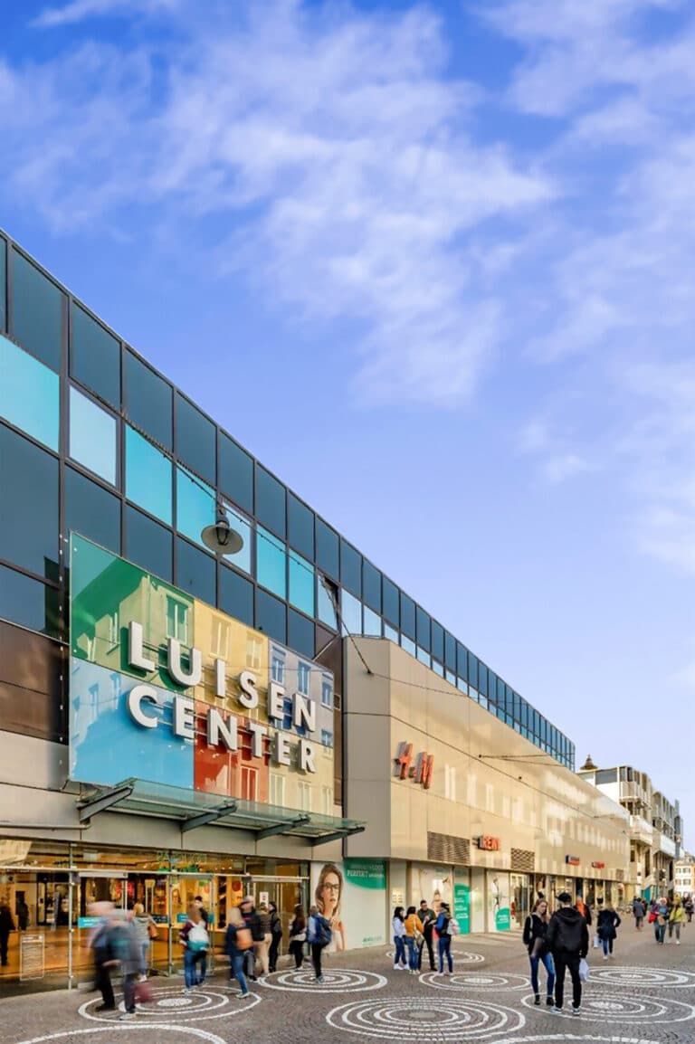 Eingang des Luisencenters am Luisenplatz